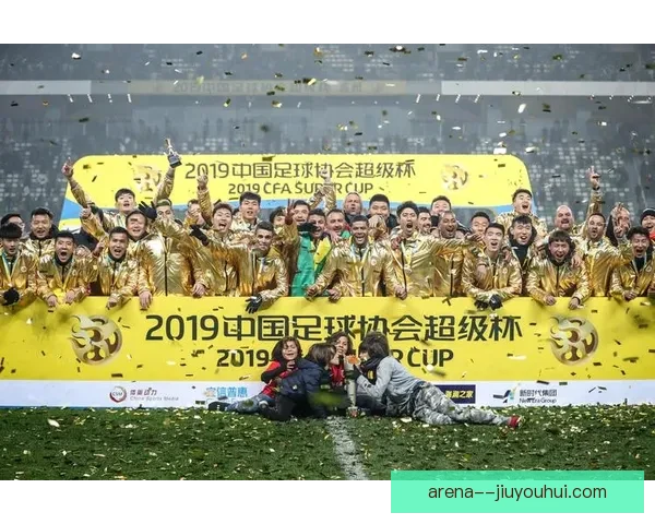 上海申花捧起足协杯与超级杯双冠荣耀 成就历史新篇章